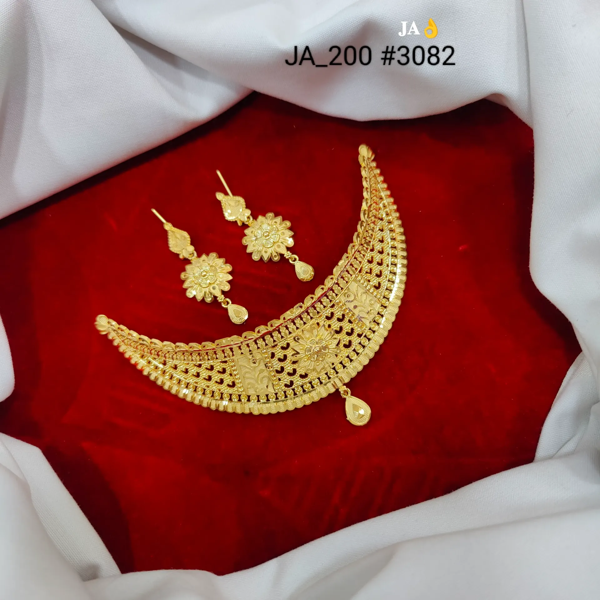 Traditional Gold Tone Choker Necklace Set DN-3082