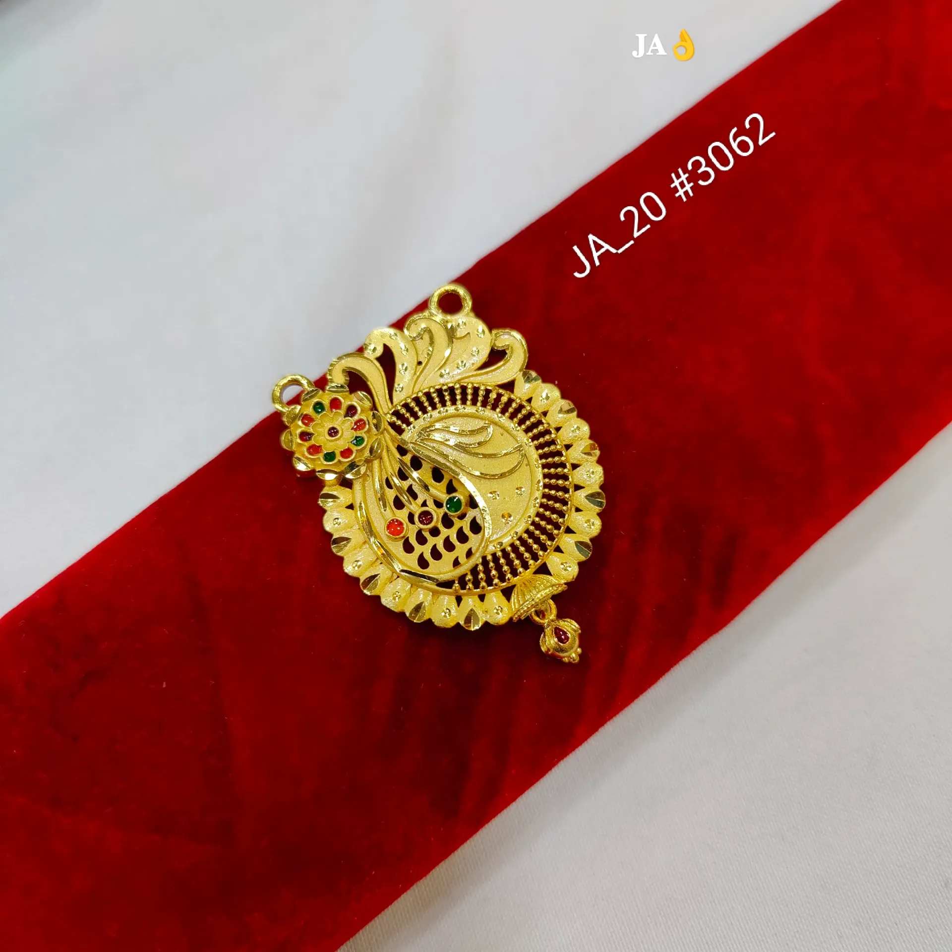Gold Tone Traditional Paisley Floral Pendant DN-3062
