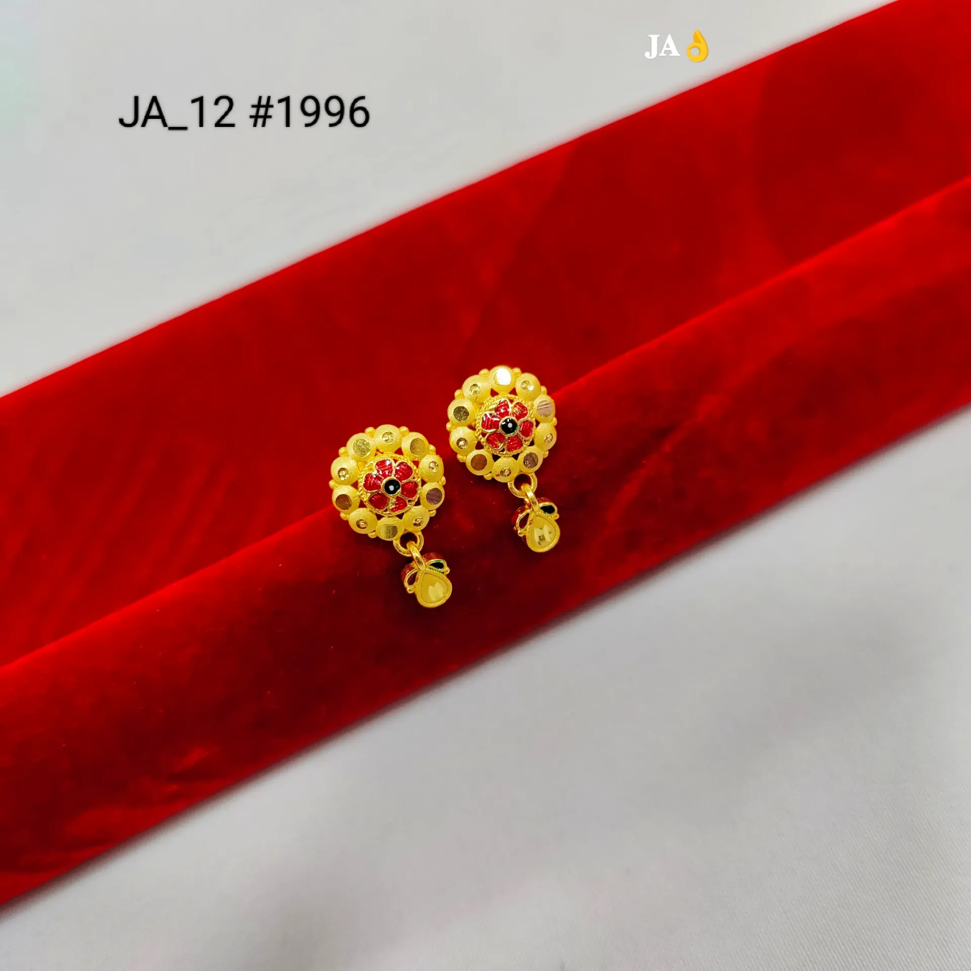 Gold Tone Floral Stud Earrings  DN-1996