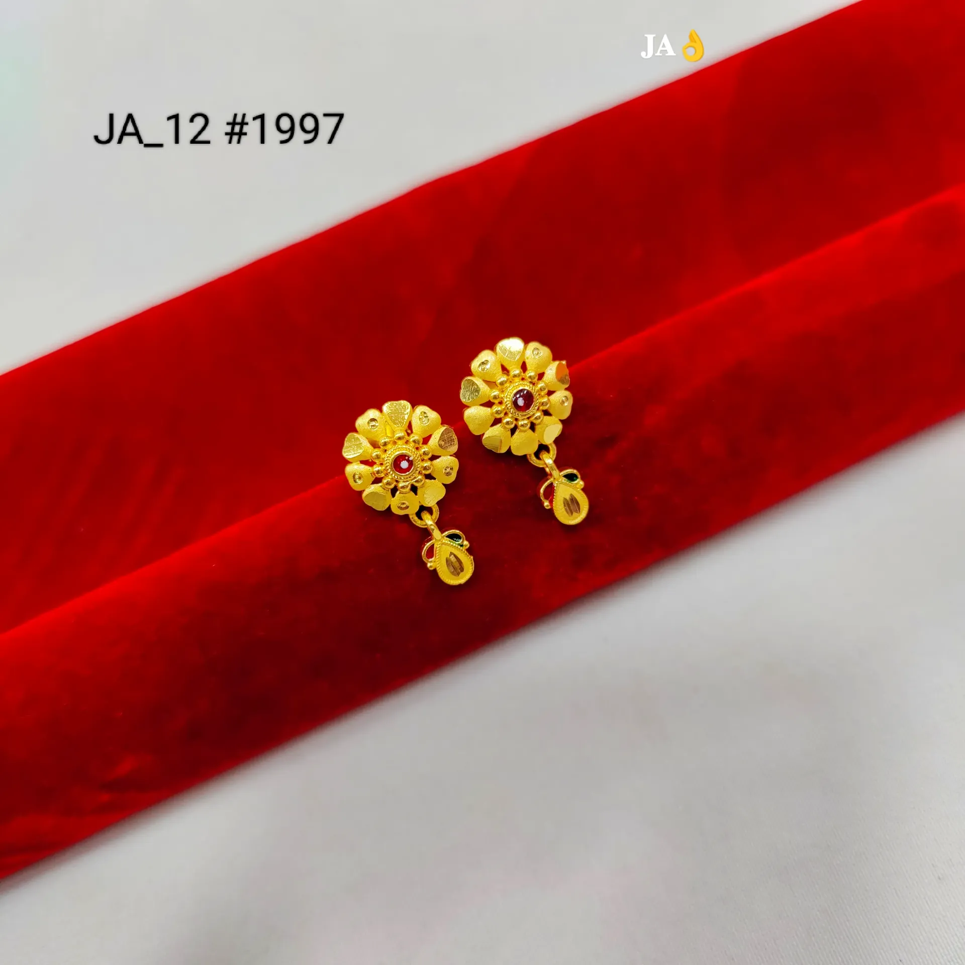 Gold Tone Floral Stud Earrings  DN-1997