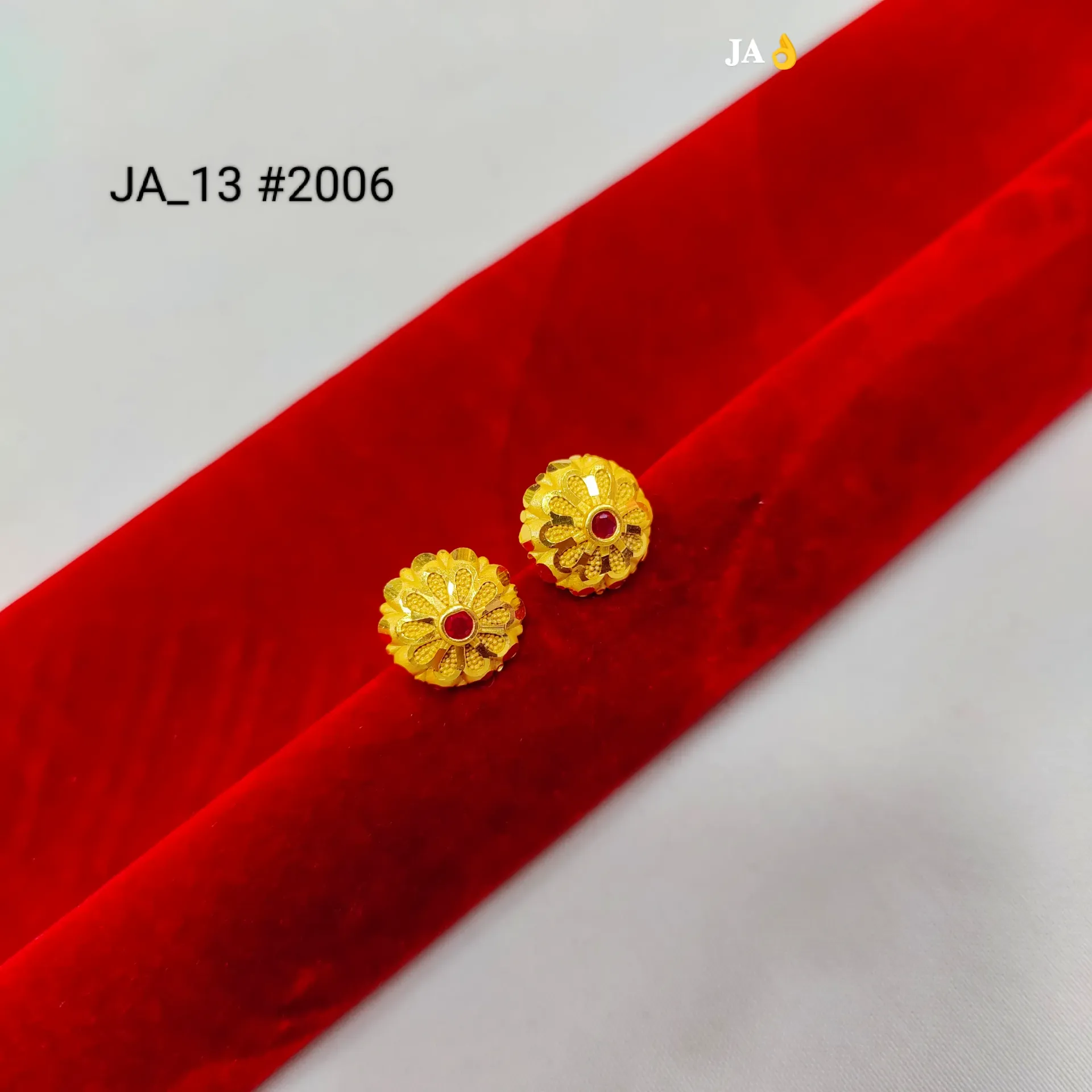 Gold Tone Floral Stud Earrings DN-2006
