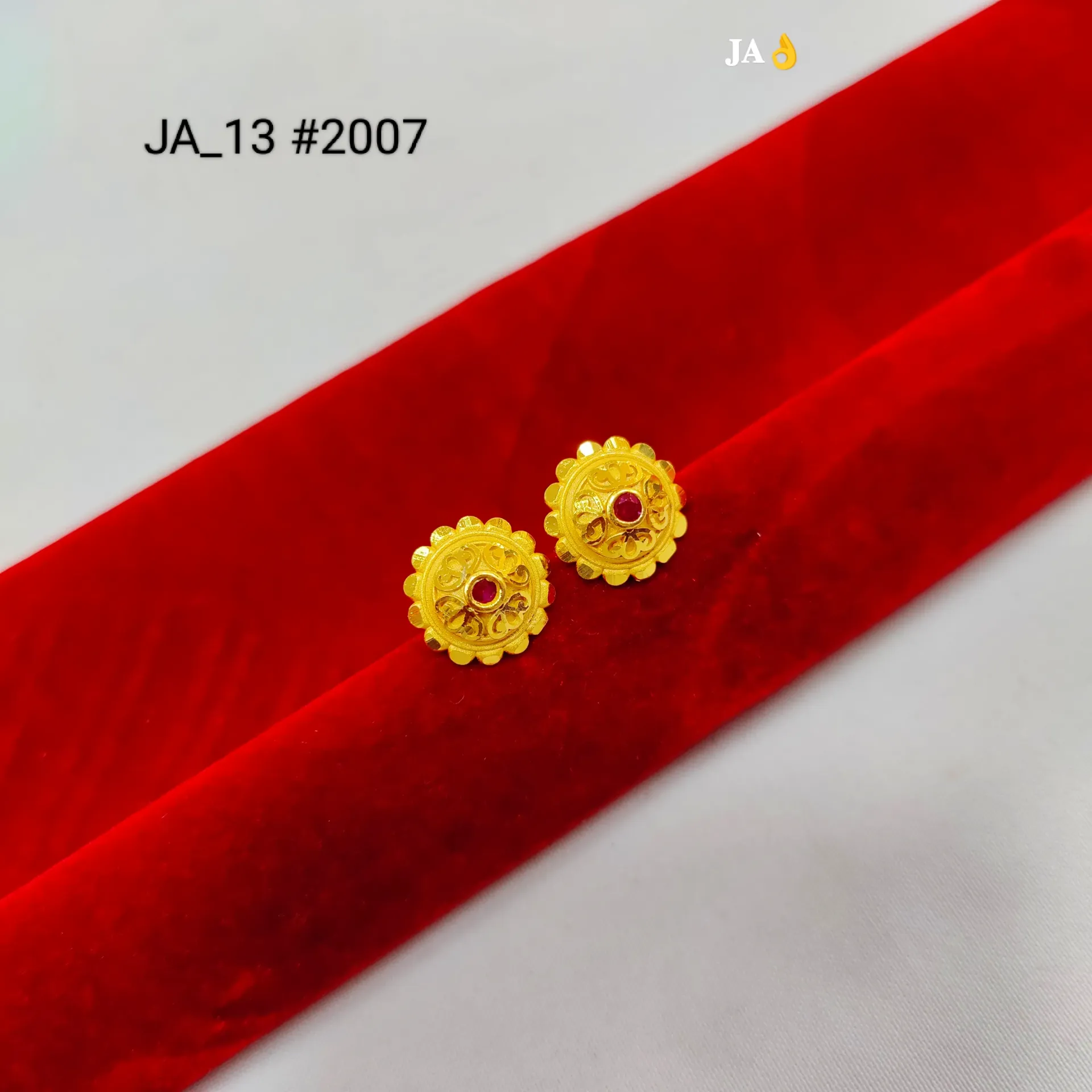 Gold Tone Vintage Floral Stud Earrings DN-2007