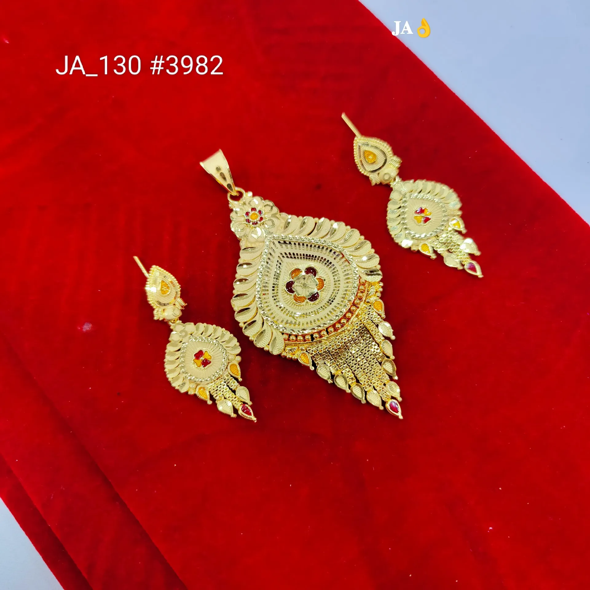 Gold Tone Traditional Designer Pendant Set for Women DN-3982
