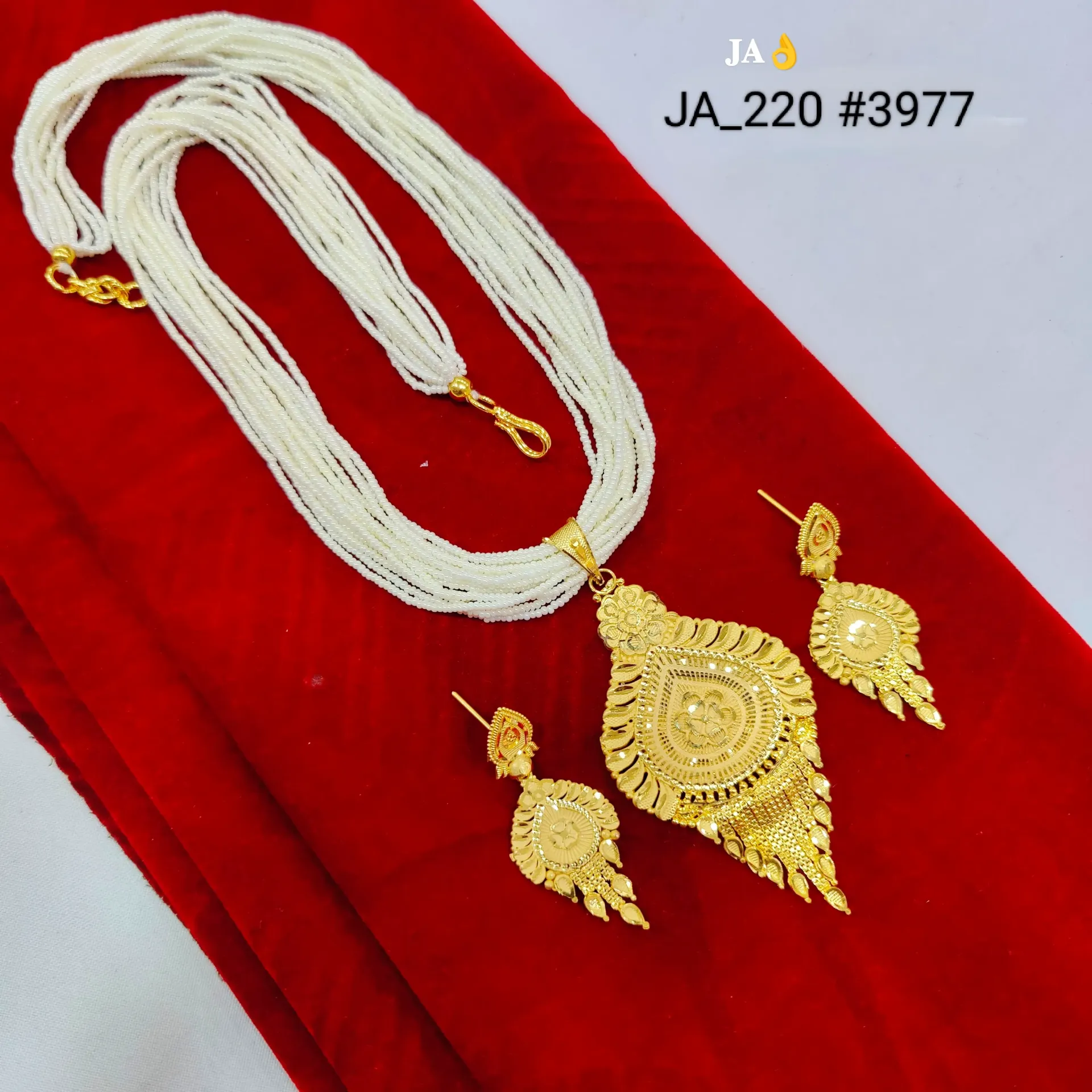 Gold Tone Traditional Pendant Necklace Set for Women DN-3977