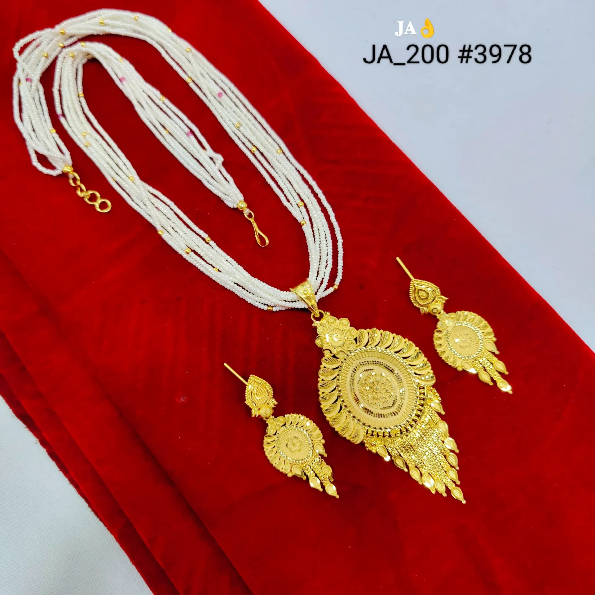 Gold Tone Traditional Pendant Necklace Set for Women DN-3978