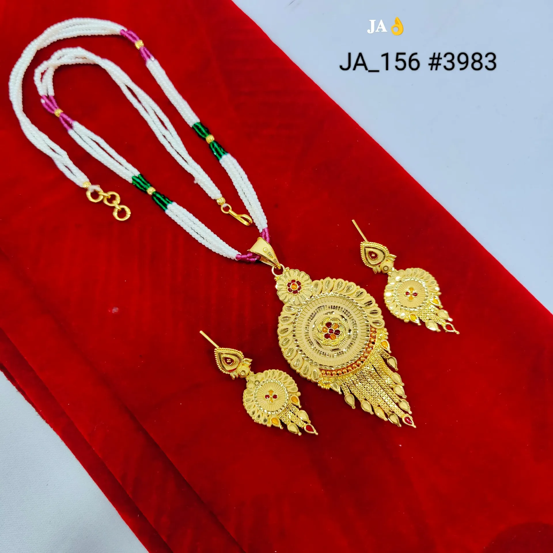 Gold Tone Traditional Pendant Necklace Set for Women DN-3983