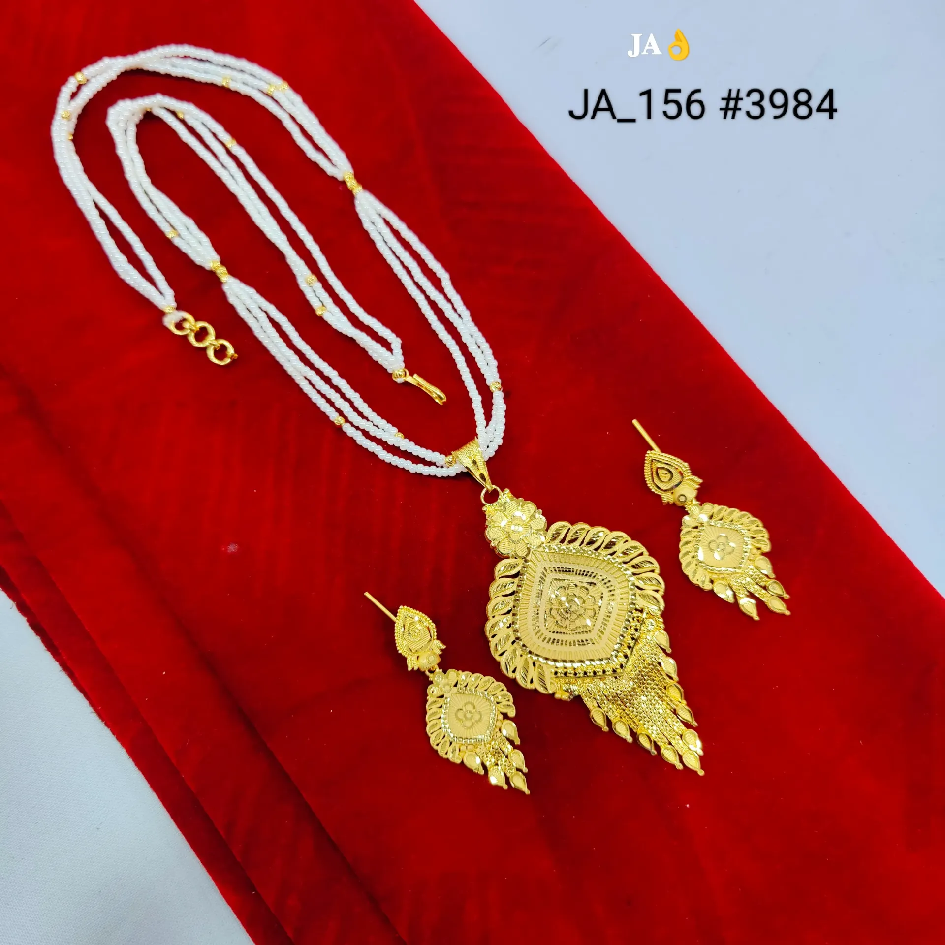 Gold Tone Traditional Pendant Necklace Set for Women DN-3984