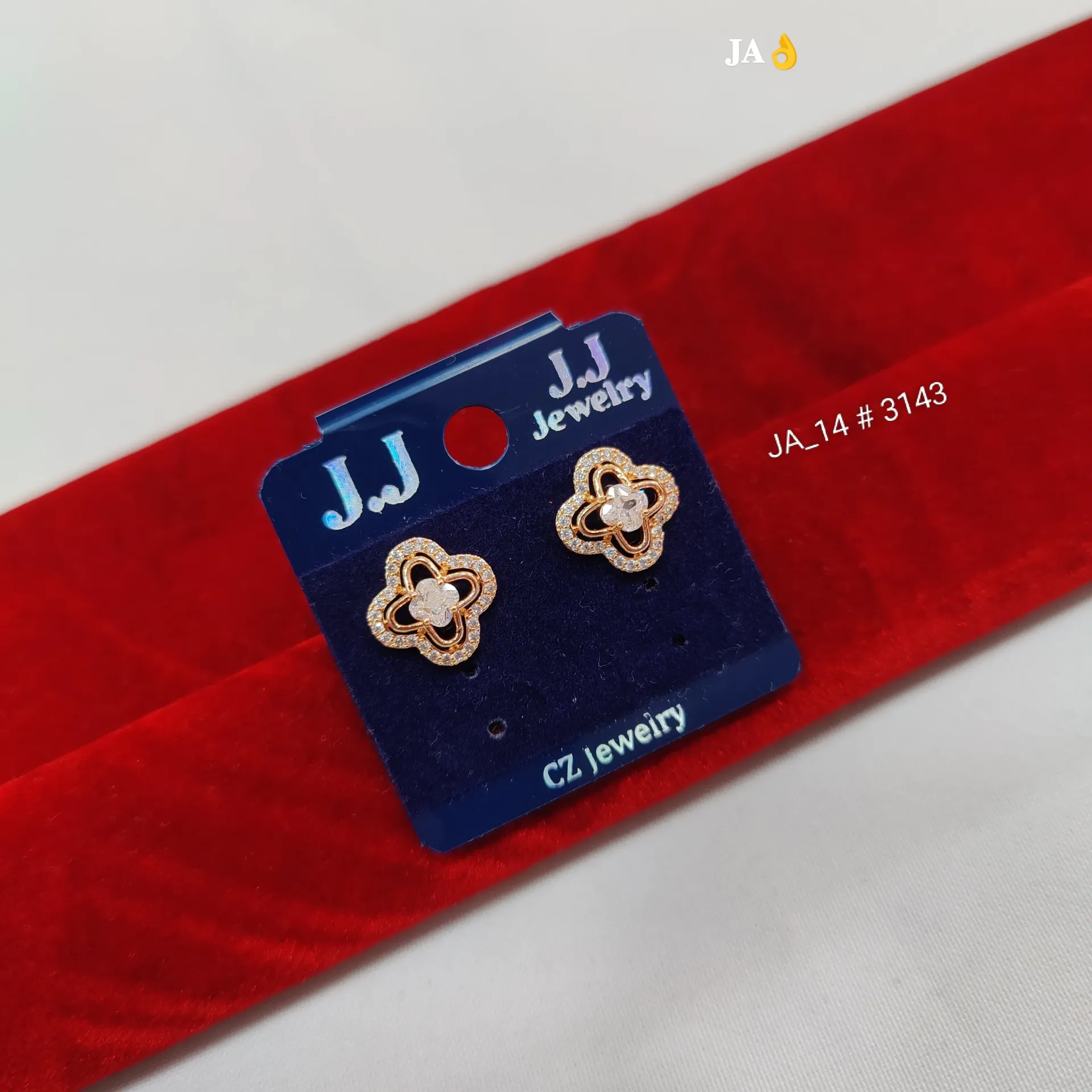 Elegant Clover CZ Stud Earrings  DN-3143