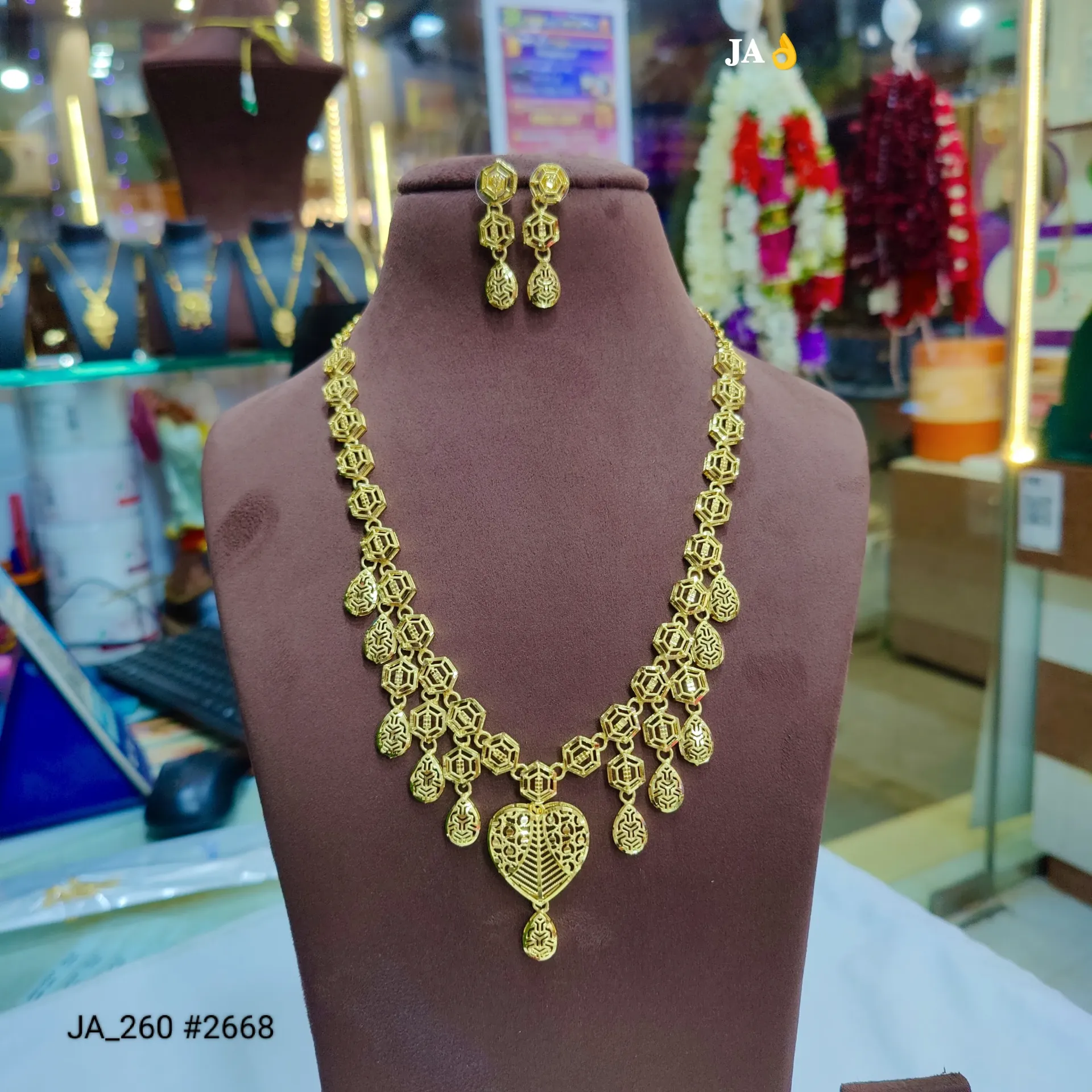 Gold Plated Designer Heart Pendant Necklace Set DN-2668