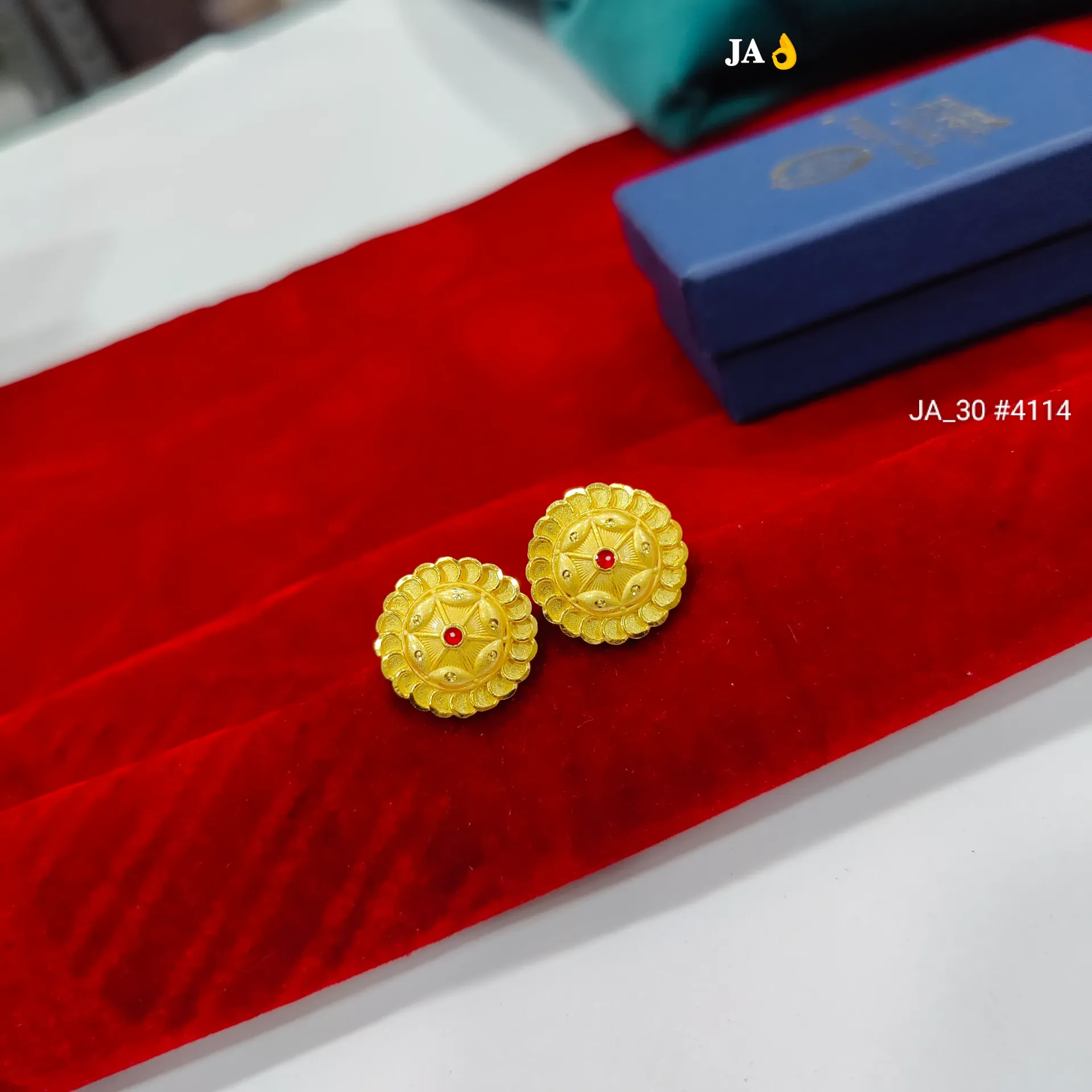Traditional Gold Scalloped Stud Earrings DN - 4114