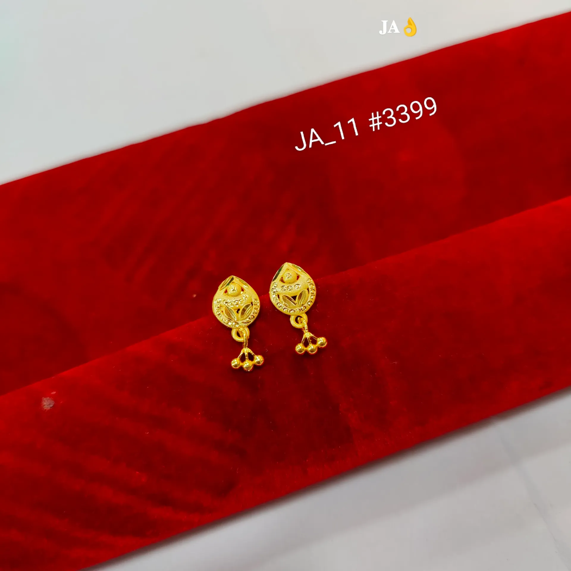 Traditional Leaf Pattern Gold Drop Earrings DN-3399