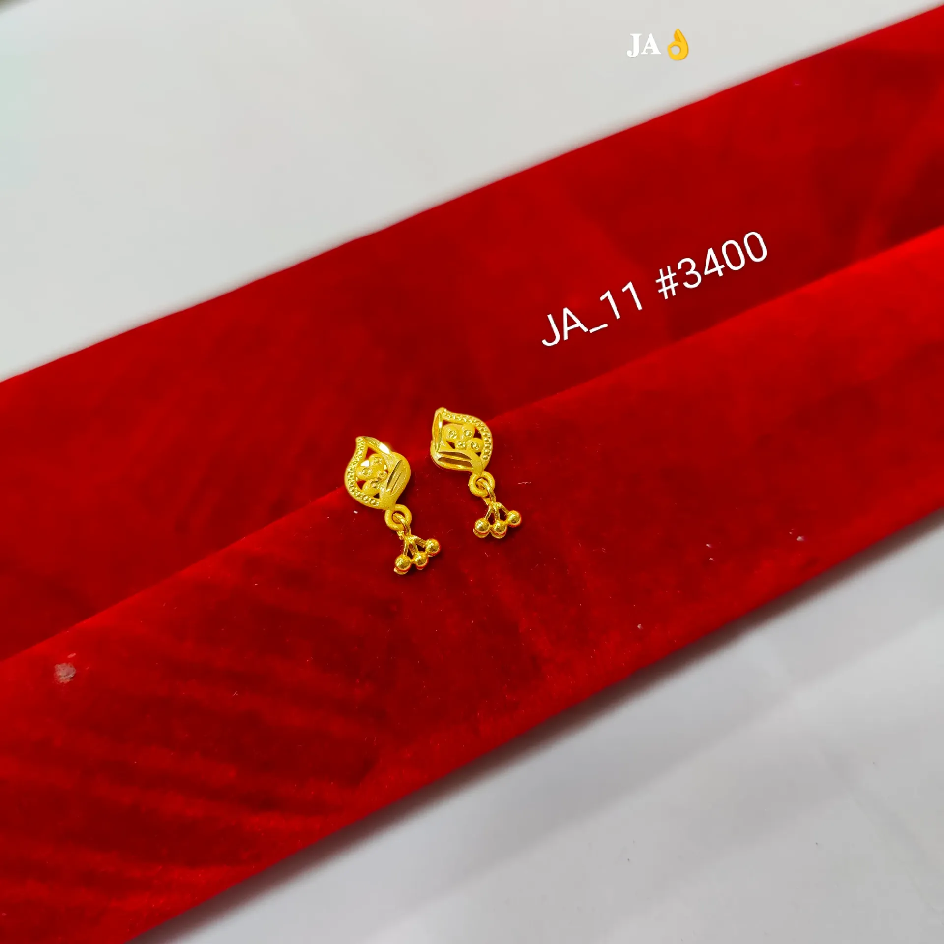 Traditional Leaf Motif Gold Drop Earrings DN-3400