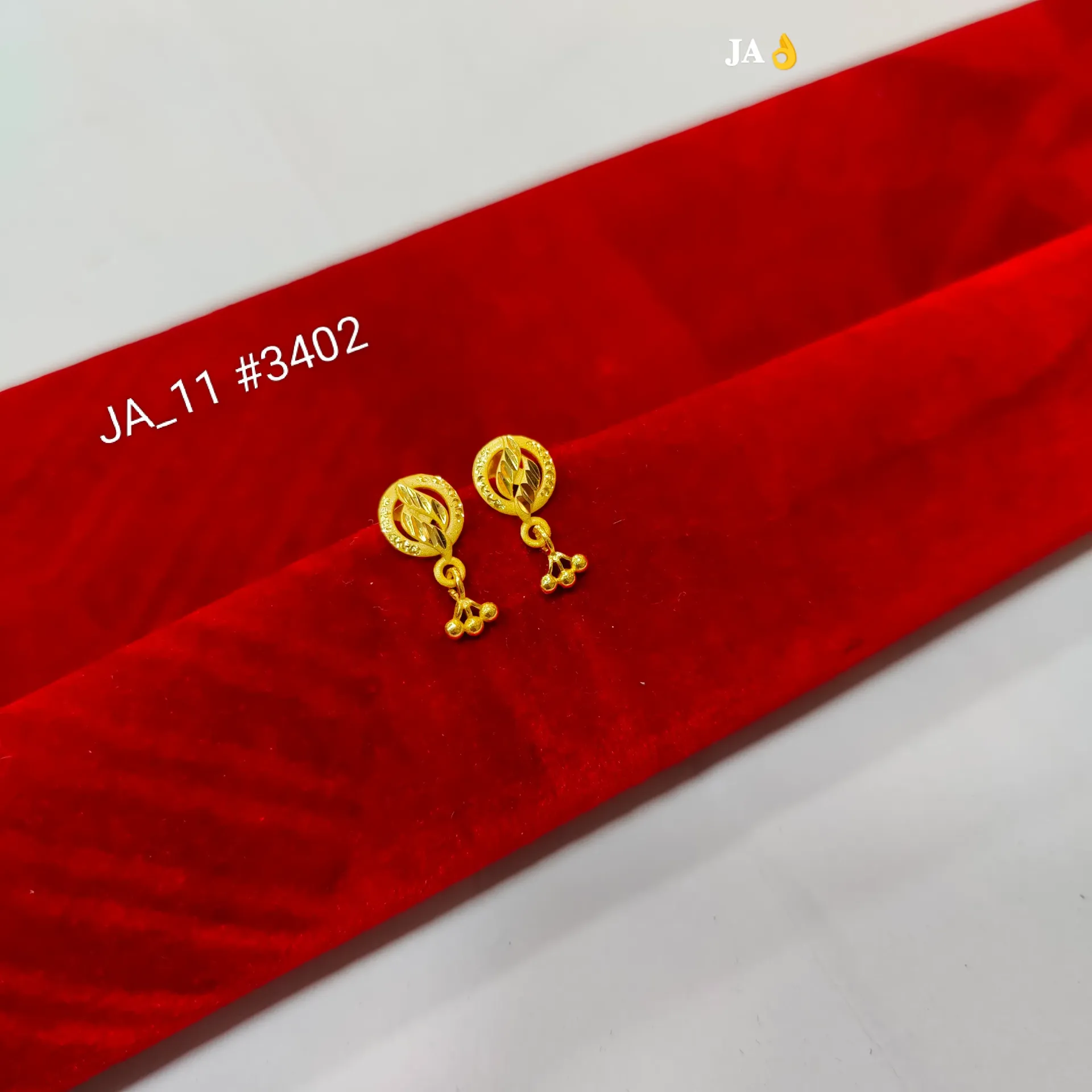 Traditional Leaf Pattern Gold Drop Earrings DN-3402