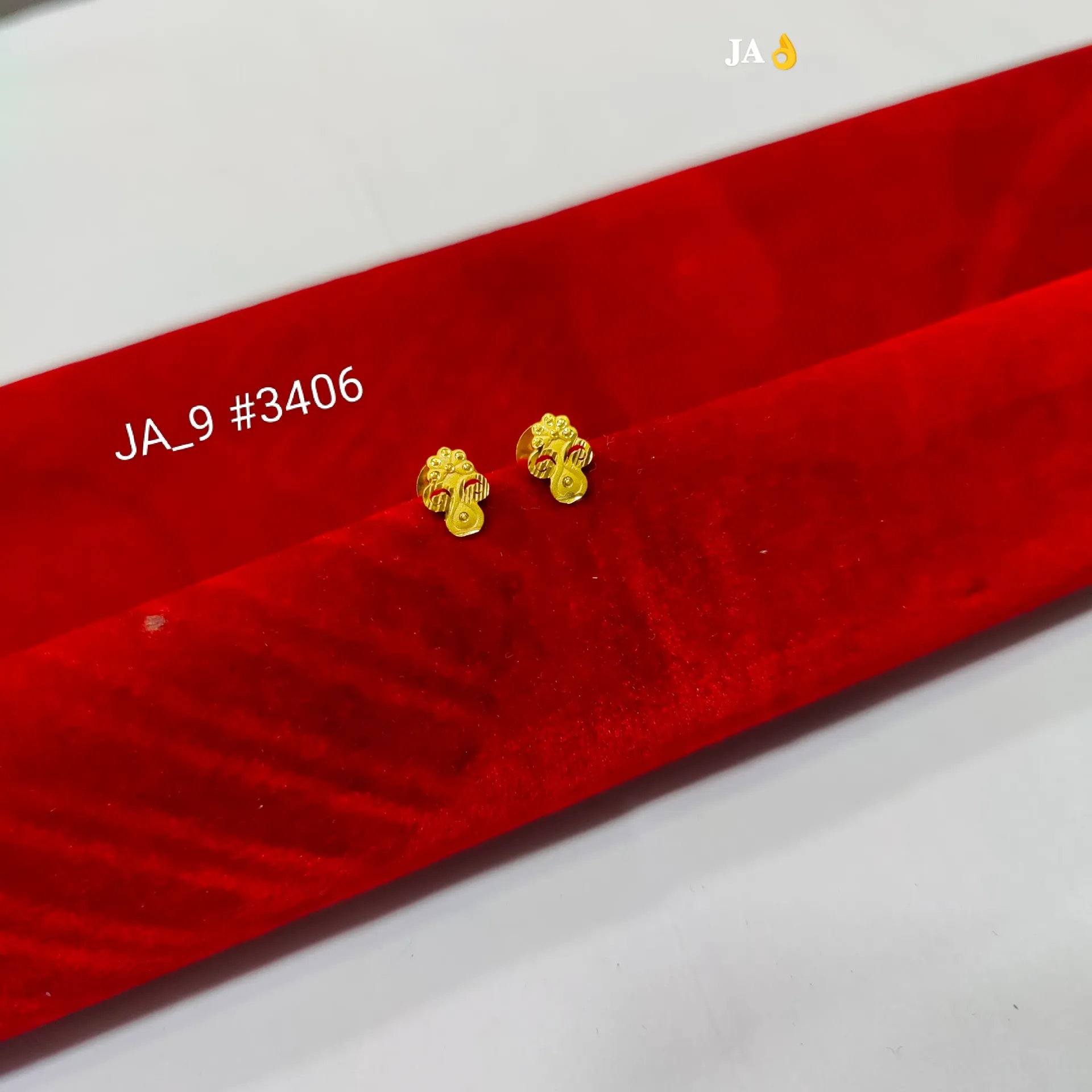 Classic Floral Gold Stud Earrings DN-3406