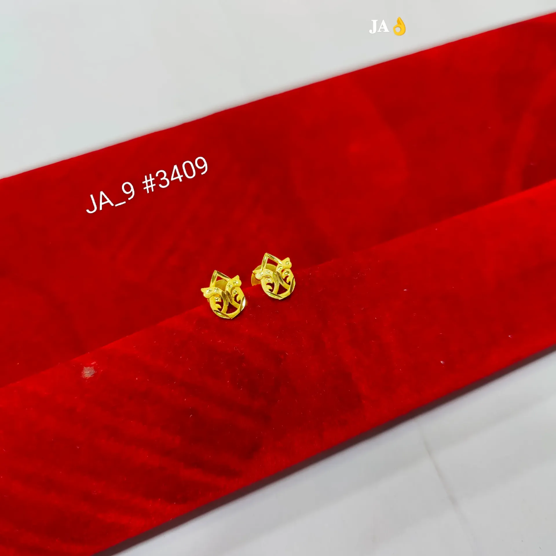 Elegant Leaf Pattern Gold Stud Earrings DN-3409